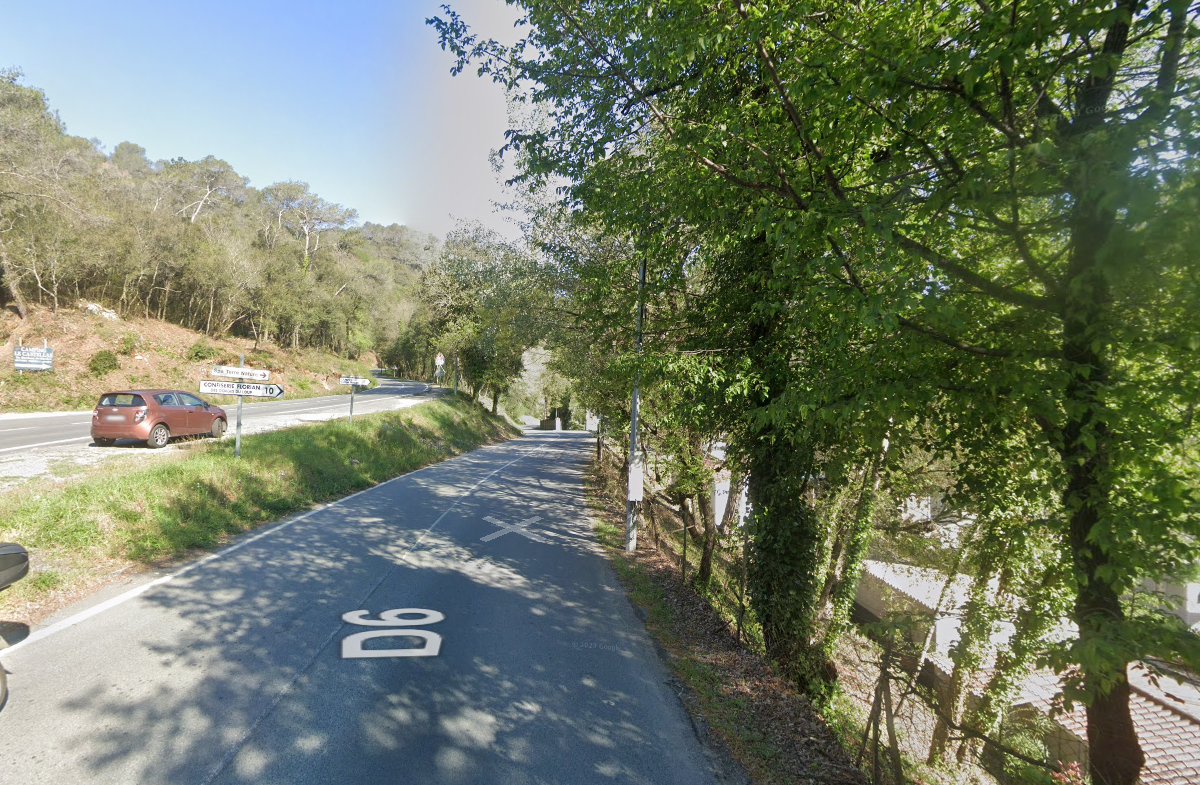 Une chute de pierre survenue sur le parcours de la deuxième étape du Tour des Alpes-Maritimes ce matin.